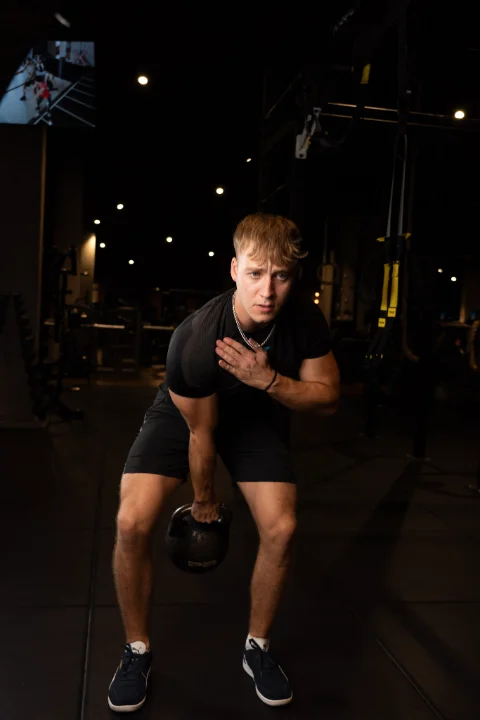 Julian mit TRX-Bändern im Training